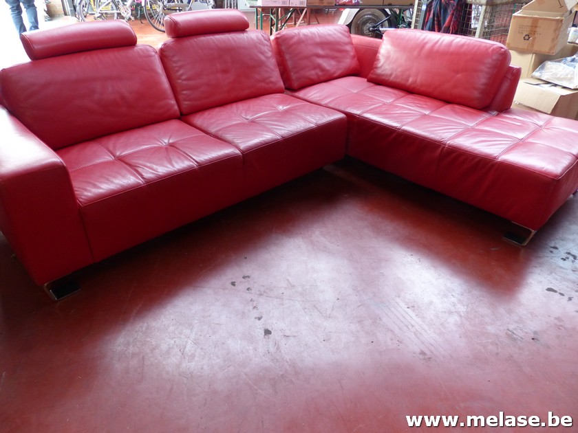 Rood lederen hoeksalon