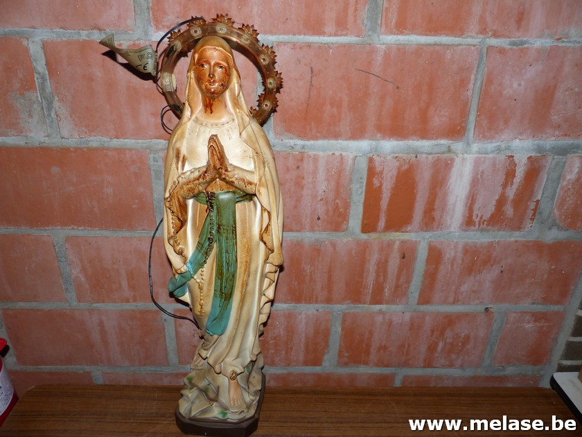 Mariabeeld met verlichting