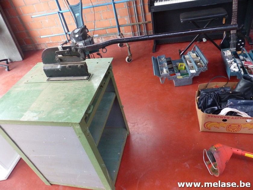 Plaatschaar op metalen onderstel