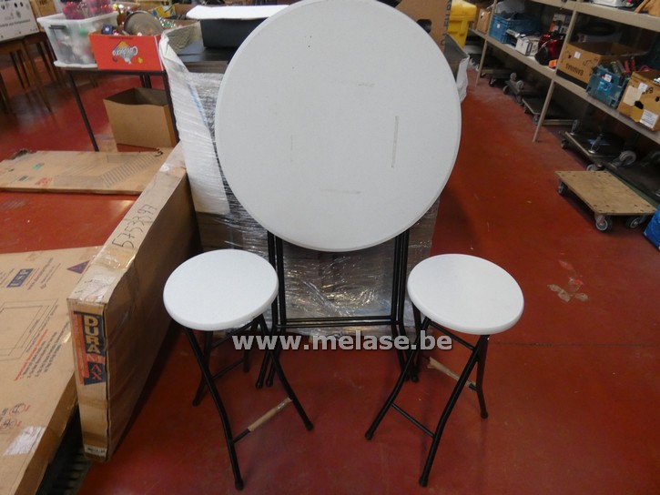 Staantafel + 2 opvouwbare barkrukken