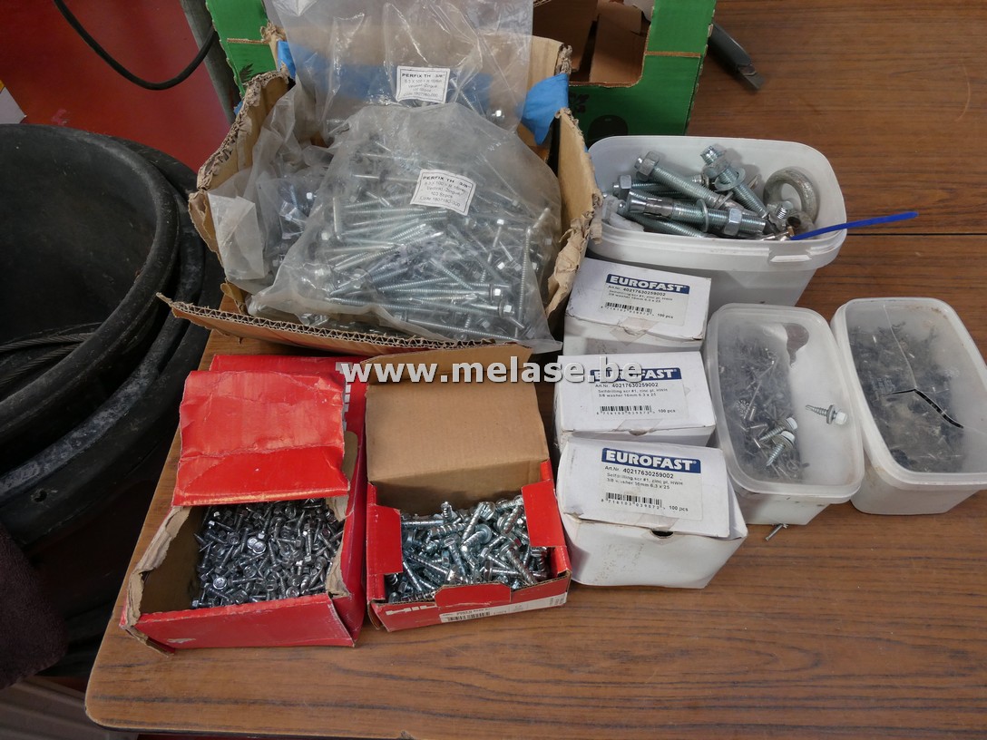 Diverse bouten en vijzen "oa. Hilti"