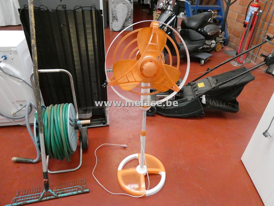 Ventilator op voet "oranje"