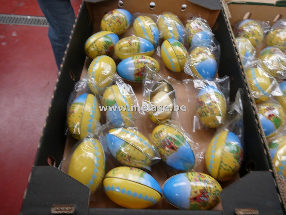 Metalen paasei met wit chocolade ei