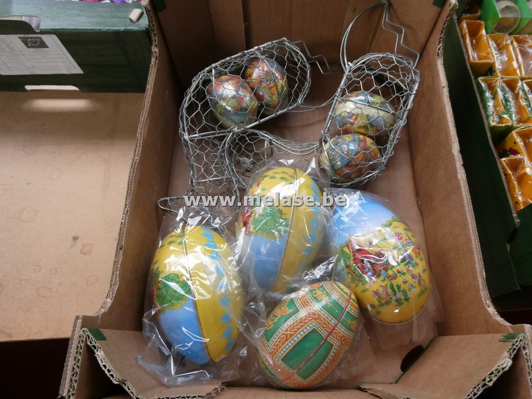 Kippen in gaas  en paaseieren 