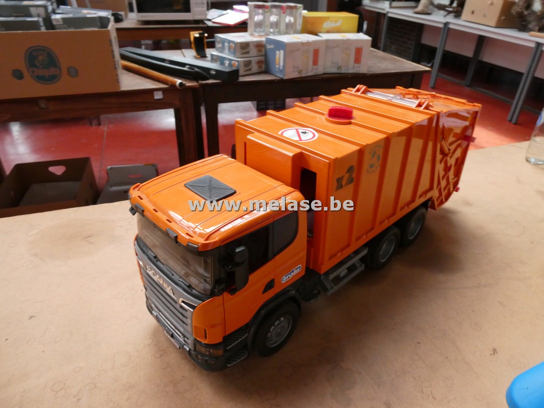 Miniatuurvuilniswagen "Bruder"