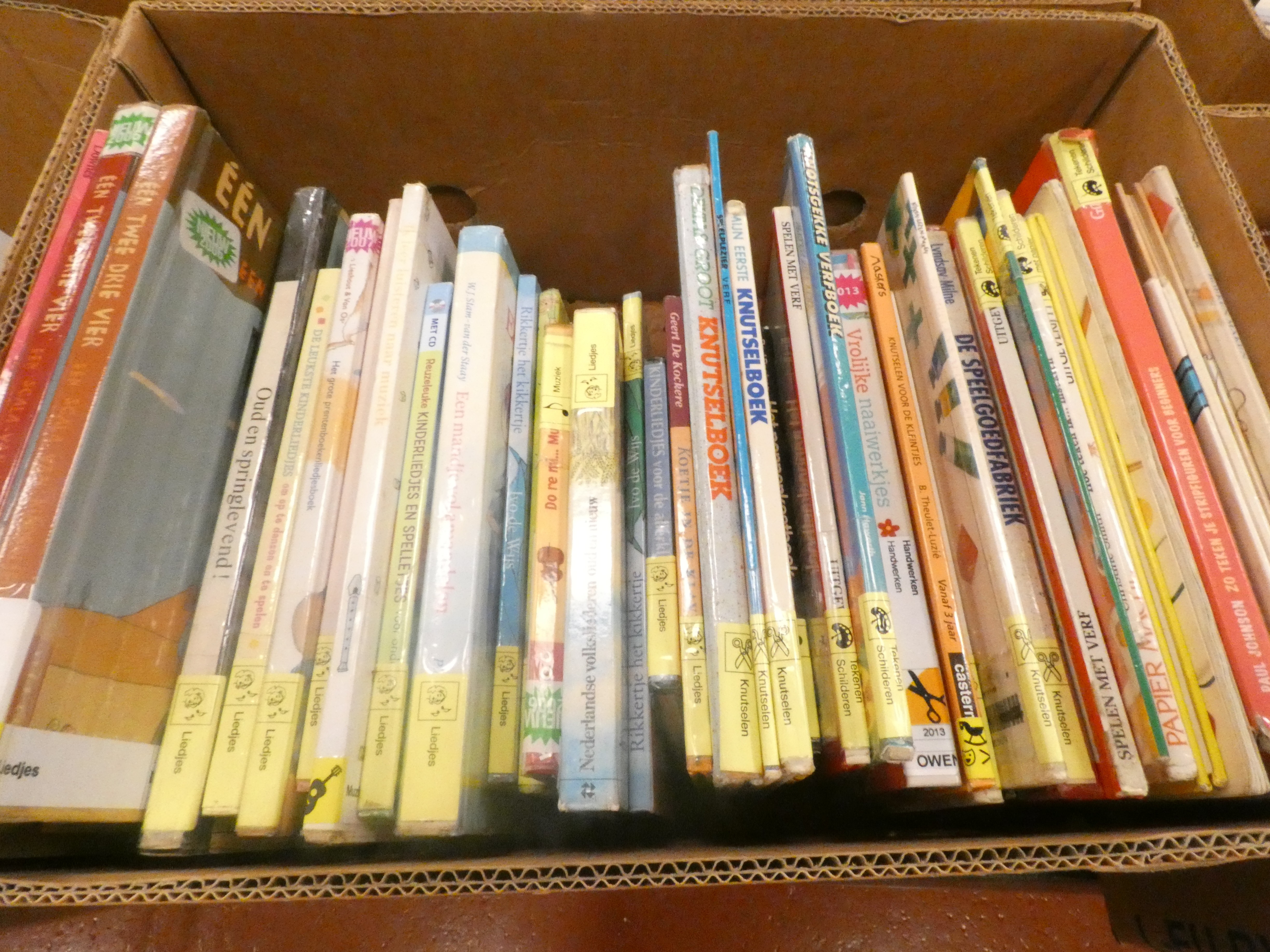 Doos "knutselboeken en kinderliedjes"