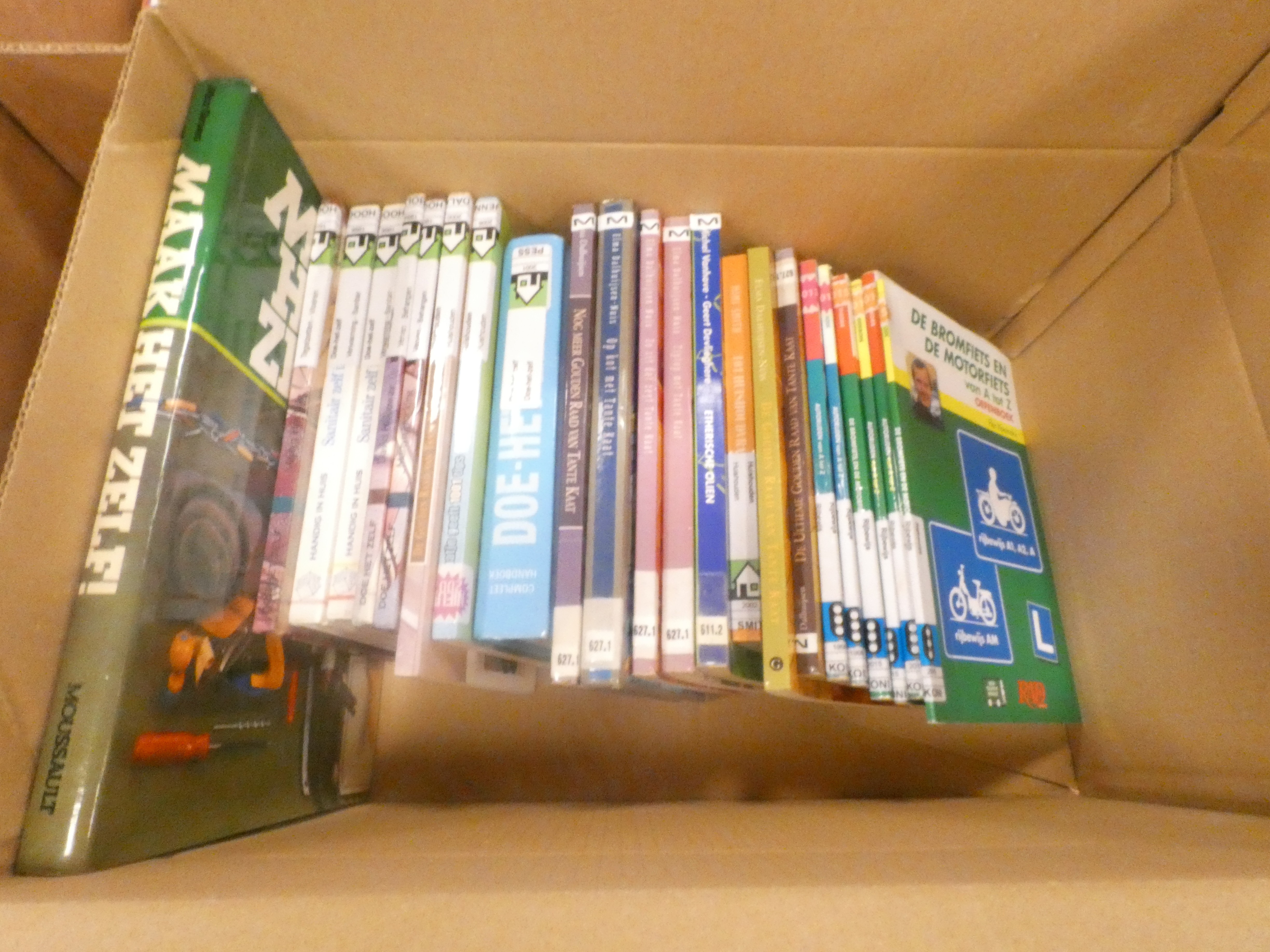 Doos boeken "Doe-het-zelf - huishoud - rijbewijs"