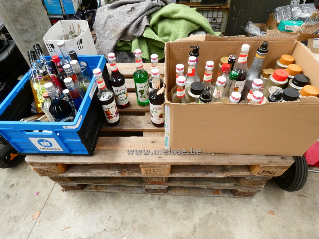 partij aangezette flessen drank en siropen "Monin"