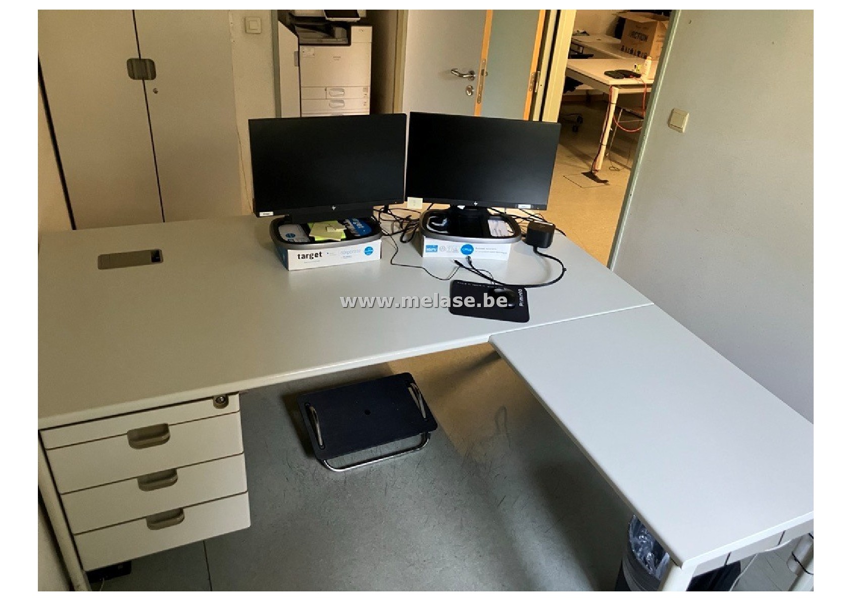 L-vormig bureel + wandkast
