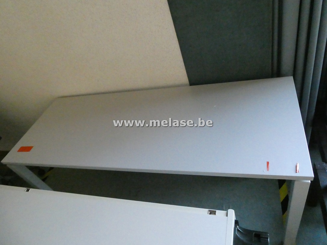 Bureeltafel met metalen poten