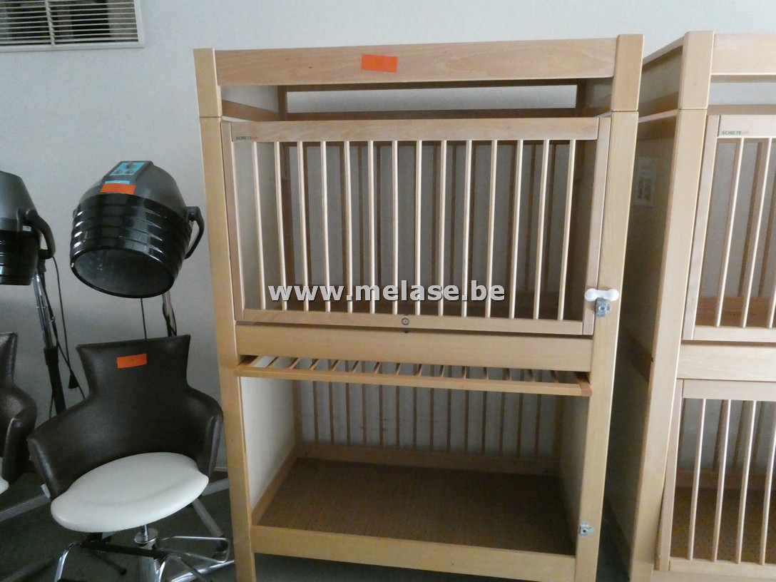 Houten box/stapelbabybedje met spijlen