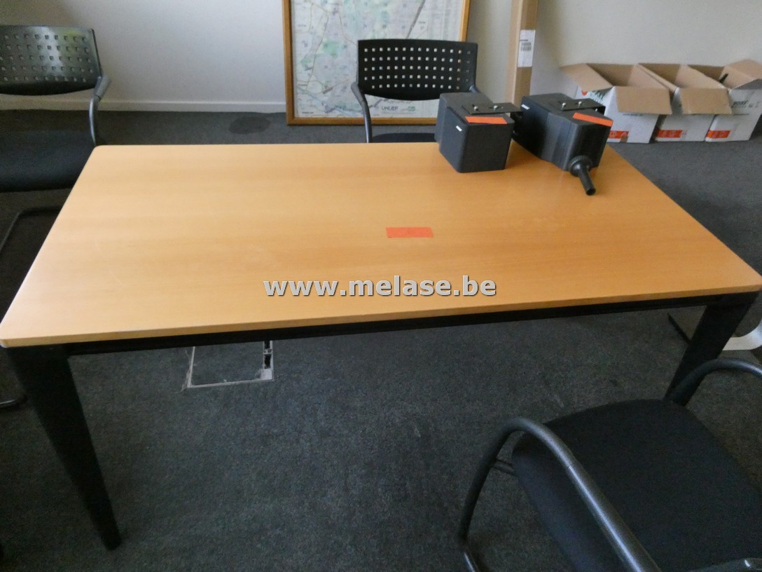 Houten vergadertafel met metalen poten