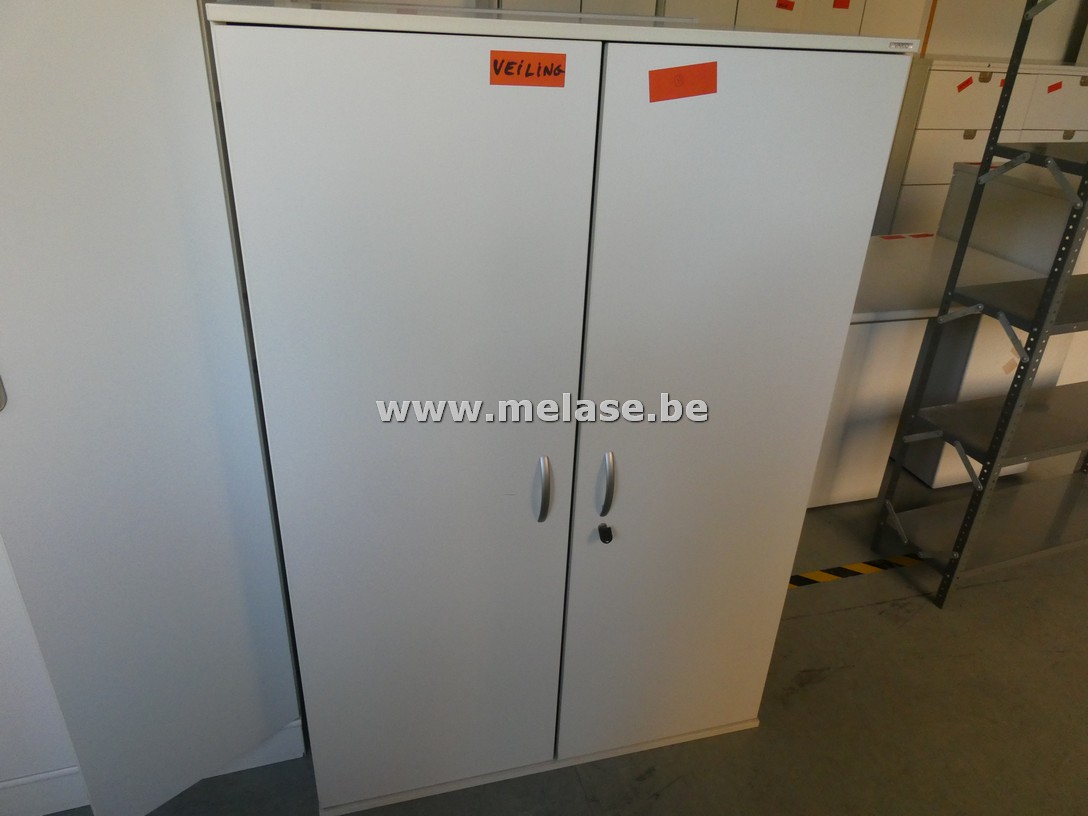 Dossierkast met metalen rekken
