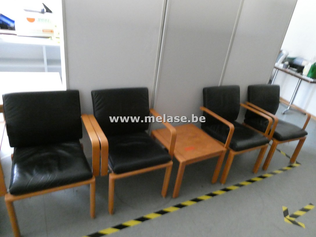 Lederen fauteuils + houten bijzettafel