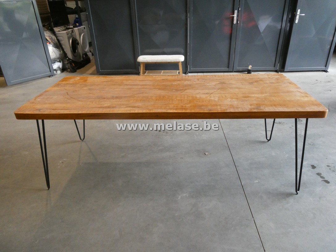 Tafel met fijne metalen poten