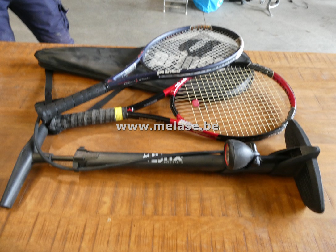 Fietspomp + 2 tennisraketten