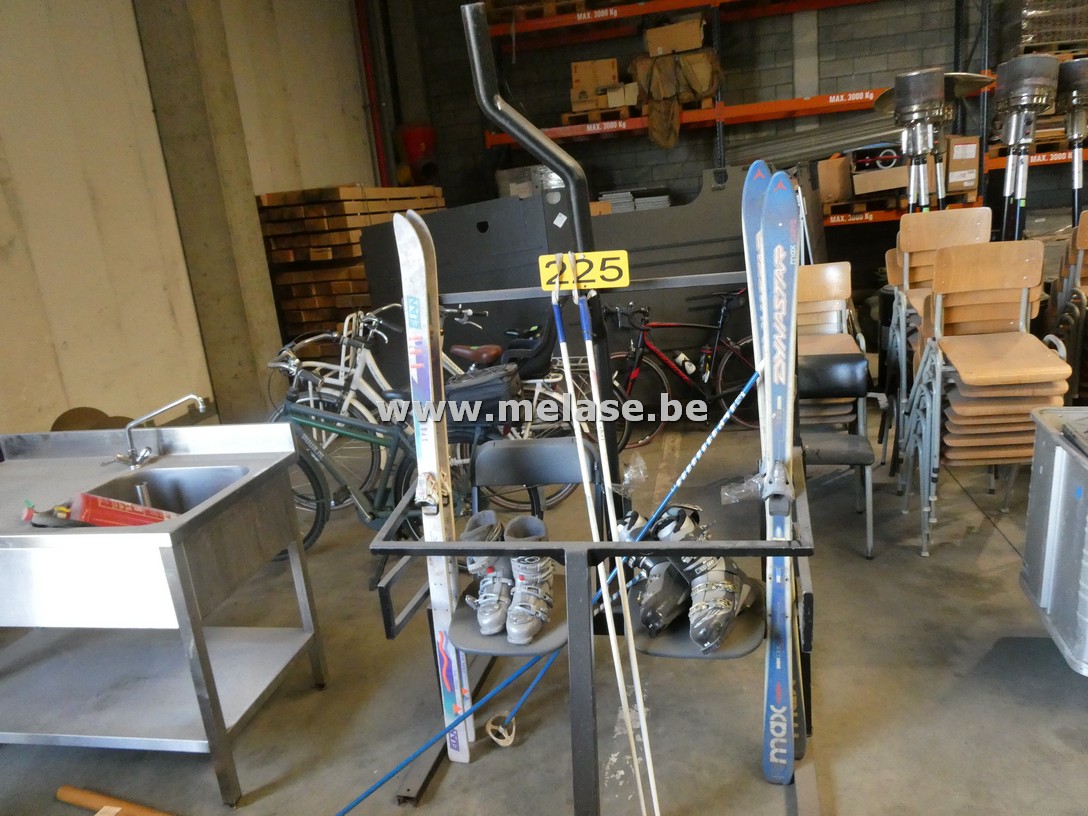 Skilift + ski's en toebehoren