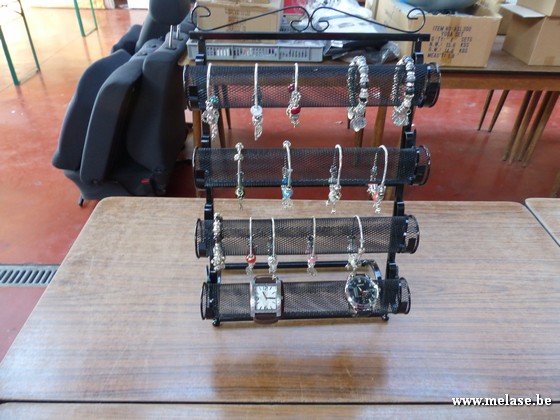 Staander met diverse armbanden en horloges