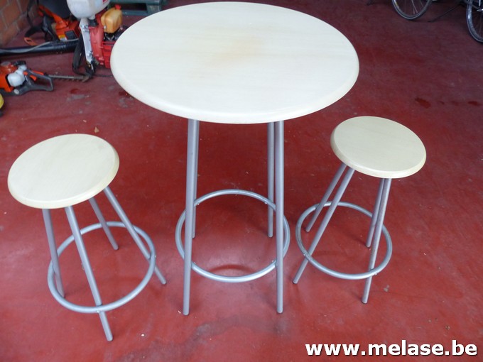 Staantafel + 2 krukjes