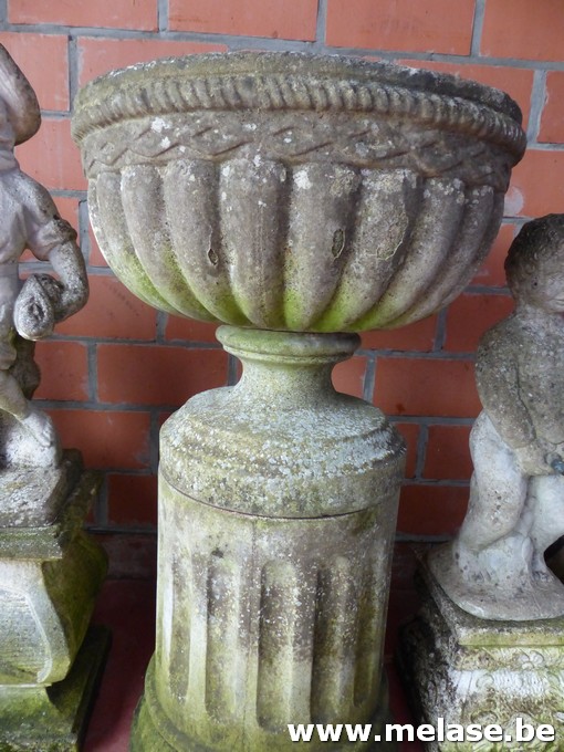 Betonnen beeld "bloempot met zuil"