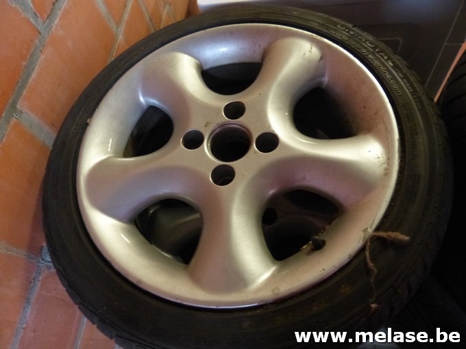 Autobanden met velg "Uniroyal"