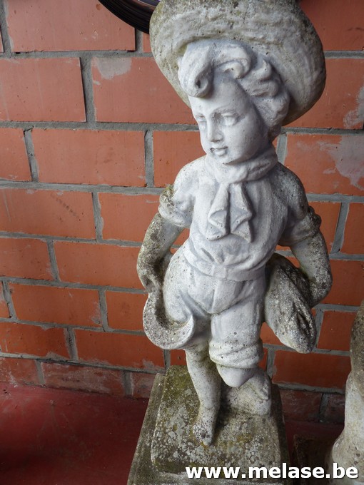 Tuinbeeld "kind met sikkel"