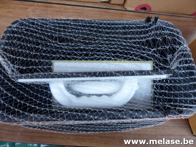 Emmer met vloerdersgereedschap