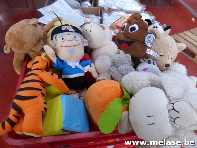 Plastieken bak met knuffels
