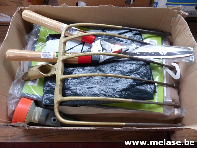 Houten schragen en tuingereedschap
