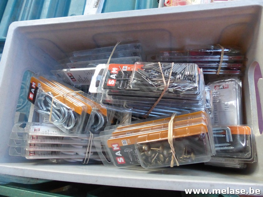 Plastiek bak met schroefhaken en ruitnagels