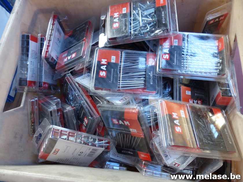 Plastiek bak met diverse nagels