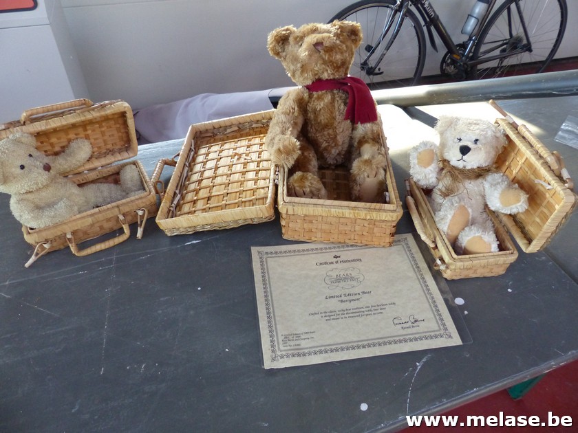 Teddyberen in rieten mandje