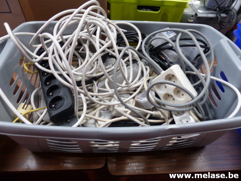 Mand met stekkerdozen