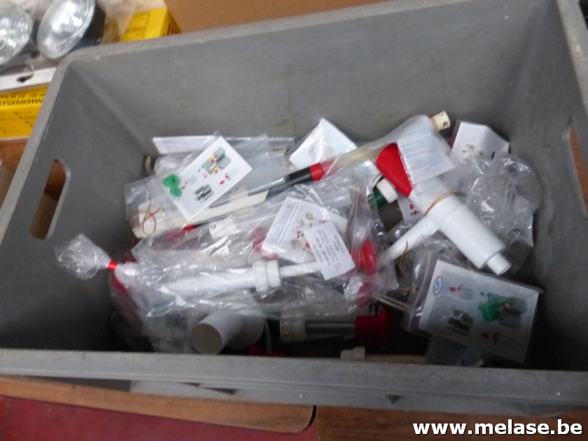 Sauspompen en plastieken potjes