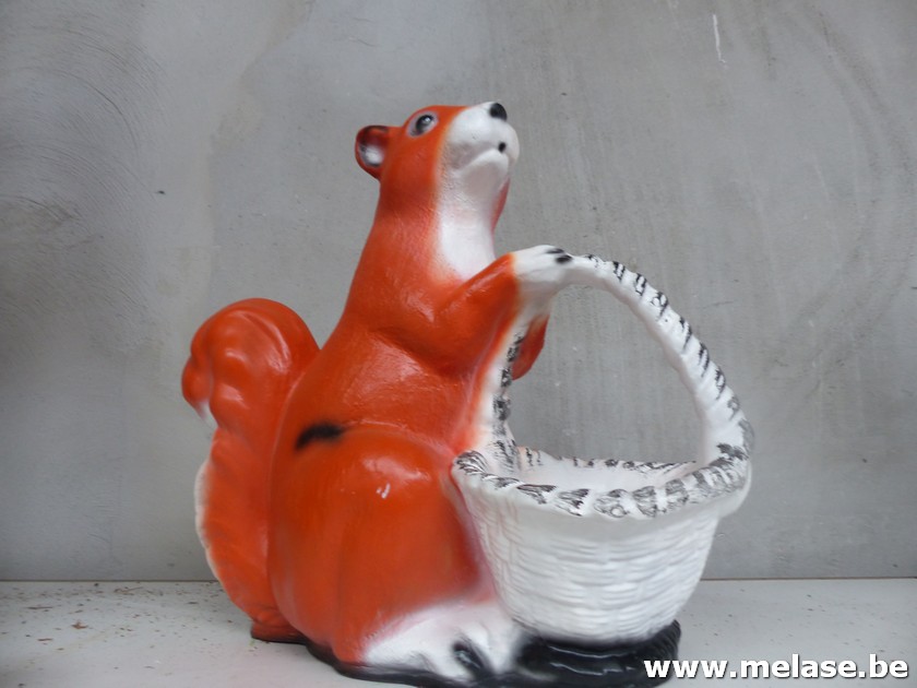 Beeld "Eekhoorn met mandje"