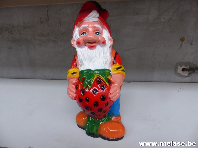 Beeld "kabouter met aardbei"