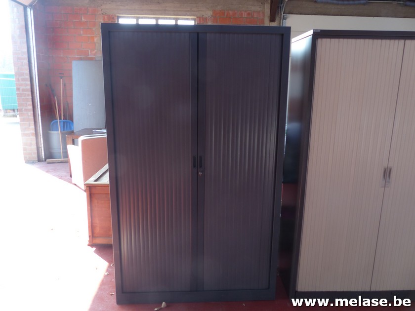 Metalen kast met schuifdeuren