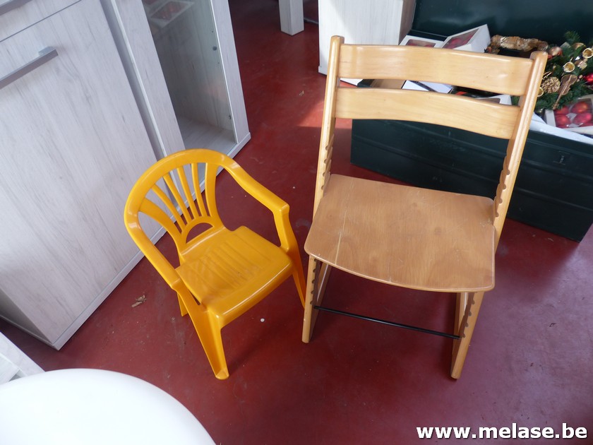 Kinderstoelen "plastiek en hout"