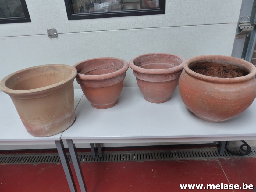 Grote stenen bloempotten