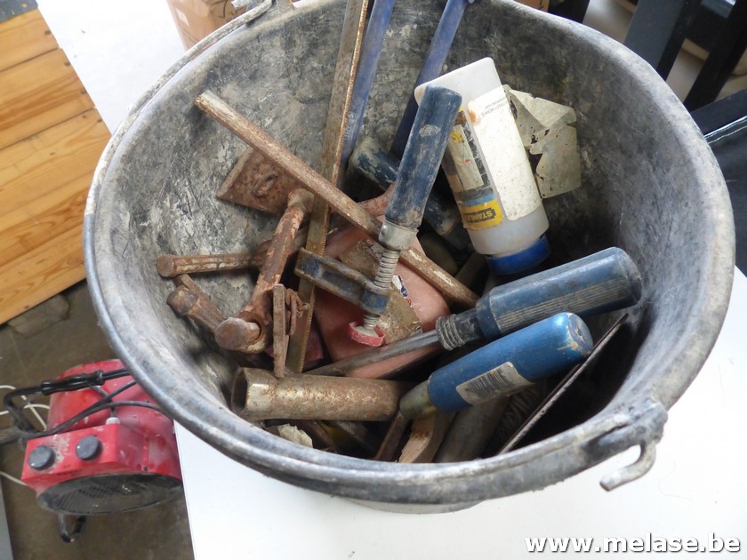 Emmer met handgereedschap