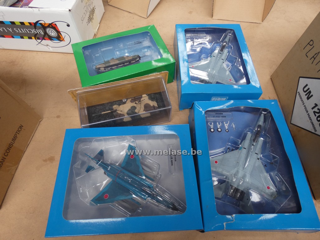 Miniatuurlegervoertuigen en -vliegtuigen