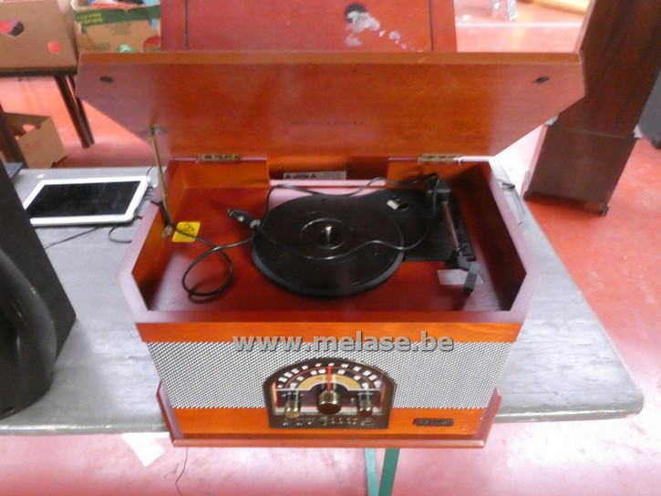 Retro platenspeler met radio "Ricatech"