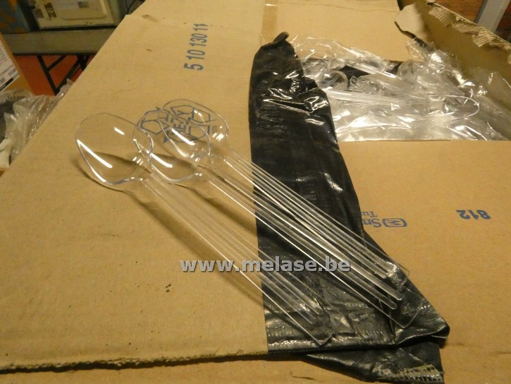 Plastieken lepels en champagnefluiten