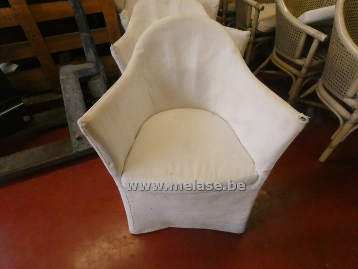Metalen kuipstoelen "met witte stoffen overtrek"
