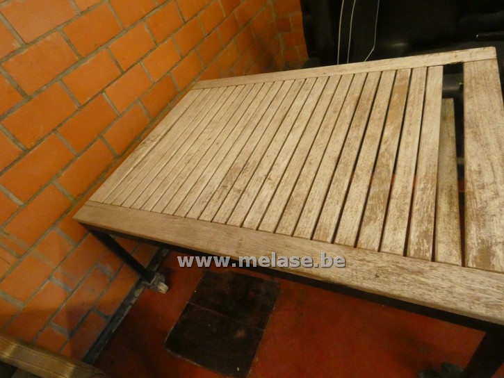 Metalen tafel op wielen "met blad in teak"
