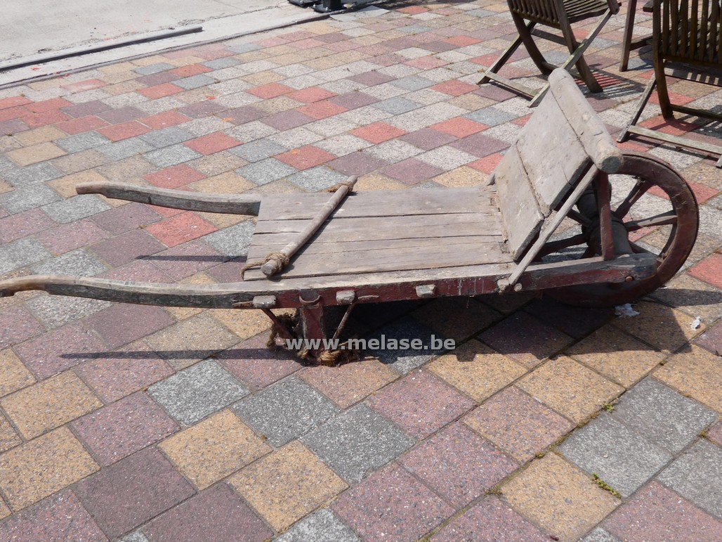Antieke houten kruiwagen