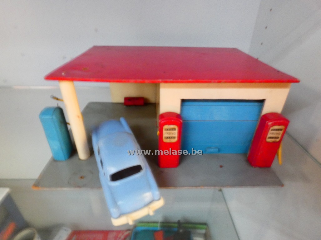 Antieke garage + miniatuurauto