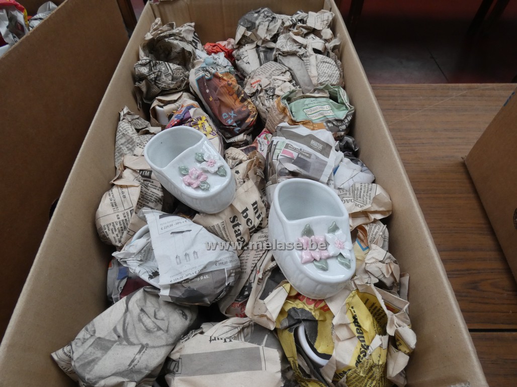 2 dozen "porseleinen figuurtjes"