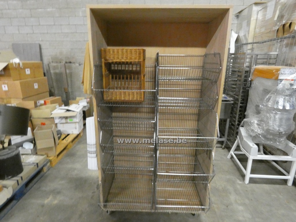 Houten kast op wielen