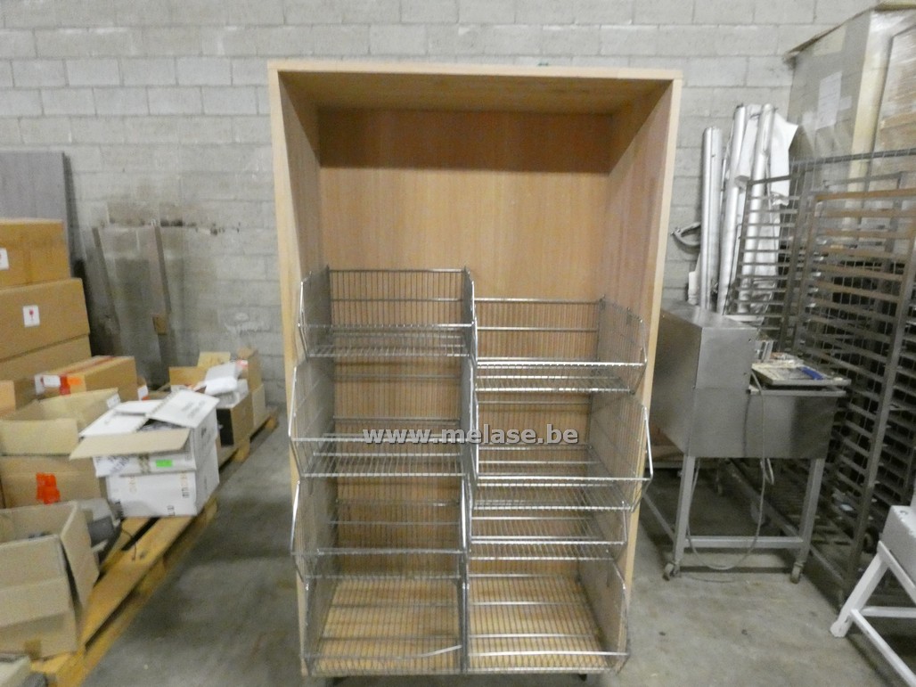 Houten kast op wielen